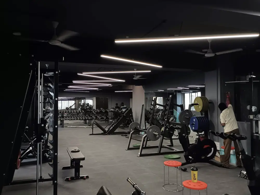 Gimnasio amplio con zona de peso libre y racks